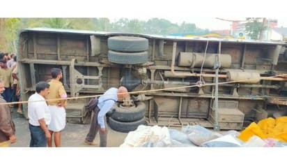 ബത്തേരിയില് ബസ്സും കാറും കൂട്ടിയിടിച്ച് ഒരാള് മരിച്ചു, നിരവധി പേര്ക്ക് പരിക്ക്