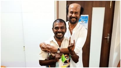 ரஜினியை அசரவைக்கும் பரிசு கொடுத்த ரசிகர்! கட்டி அணைத்து அன்பை வெளிப்படுத்திய தலைவர்! வைரலாகும் புகைப்படம்!