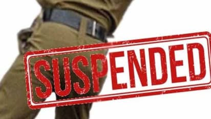 ബാറില് നര്ത്തകികള്ക്കൊപ്പം ആടിപാടി എസ്ഐ; ഒപ്പം നോട്ട് വർഷവും, ഒടുവിൽ സസ്പെൻഷൻ