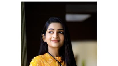 கண்களால் கைது செய்து பார்வையால் சுழட்டி போடும் நக்ஷத்திரா..! பளபளக்கும் பேரழகில் கியூட் போட்டோஸ்..!