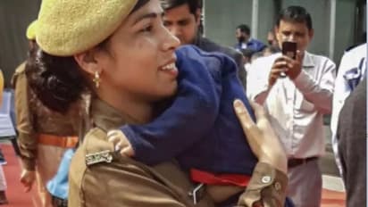 ಮಾ ತುಜೇ ಸಲಾಂ! ಕಂದನನನ್ನು ಎತ್ತಿಕೊಂಡೇ ಕರ್ತವ್ಯ  ನಿಭಾಯಿಸಿದ ಲೇಡಿ ಪೊಲೀಸ್‌!