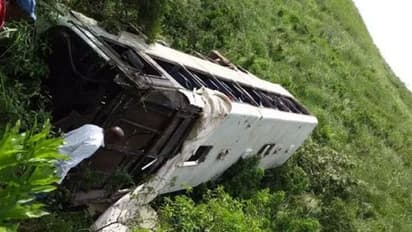 பள்ளத்தாக்கில் தலைக்குப்புற பேருந்து கவிழ்ந்து விபத்து... 25 பேர் சம்பவ இடத்திலேயே துடிதுடித்து உயிரிழப்பு..!