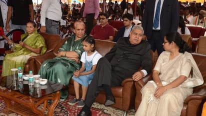 পুলওয়ামার শহিদের পরিবারকে আর্থিক সাহায্য রাজ্যপালের, সস্ত্রীক গেলেন বাড়িতে