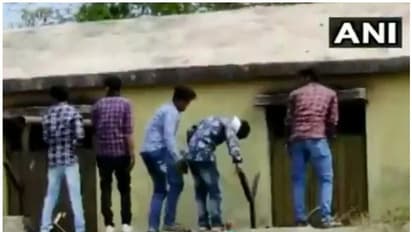 പത്താംക്ലാസ് വിദ്യാര്ത്ഥികള്ക്ക് കോപ്പിയടിക്കാന് മതില്ചാടി സഹായിച്ച് നാട്ടുകാര്; വൈറലായി ദൃശ്യങ്ങള്