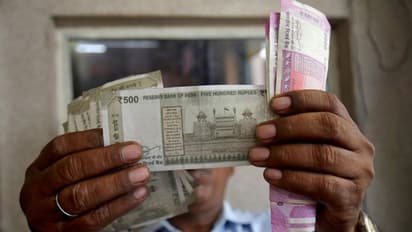 കൊറോണ പകരുമെന്ന് ഭയം; നോട്ടുകൾ സോപ്പുവെള്ളത്തിൽ കഴുകി ഉണക്കി ​ഗ്രാമീണർ