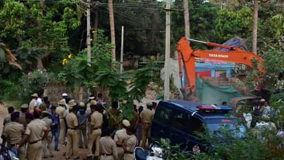 ಮಿನಿ ಗೋವಾ ಖ್ಯಾತಿಯ ವಿರೂಪಾಪುರಗಡ್ಡೆಯಲ್ಲಿನ ರೆಸಾರ್ಟ್‌ಗಳೆಲ್ಲ ನೆಲಸಮ!