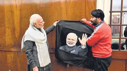 'തയ്യല്ക്കാരന്റെ മകനേ' എന്ന് പരിഹാസം, പക്ഷേ, ഇന്ന് അരുണ് തുന്നിയെടുത്ത ചിത്രത്തിന്റെ വില ഒരു കോടി!