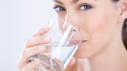 ഭക്ഷണത്തിന‌് മുൻപ് വെള്ളം കുടിച്ചാൽ ശരീരഭാരം കുറയുമോ ?