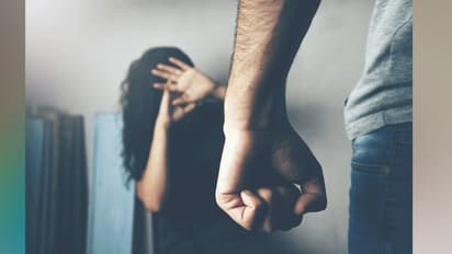లాక్ డౌన్ తో ఇంట్లోనే భర్తలు.. భార్యలకు చిత్రహింసలు