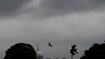 ধেয়ে আসছে জোড়া ঘূর্ণাবর্ত,  প্রবল ঝড়-বৃষ্টির সম্ভাবনা কলকাতা সহ রাজ্য়ে