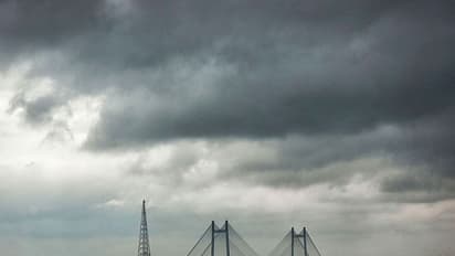 নিম্নচাপের শক্তি বেড়ে ভারী বৃষ্টির সর্তকতা, মৎস্যজীবীদের সমুদ্রে যেতে নিষেধ