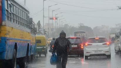 বিকেলের পরই ব্রজবিদ্যুৎ সহ বৃষ্টির সম্ভাবনা, এখনই কাটছে না দুর্যোগ