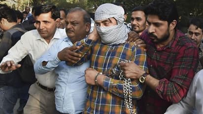 रात में न खाना खाया न सोया...दिल्ली हिंसा के दौरान पुलिस पर गन तानने वाले की जेल में ऐसे गुजरी रात