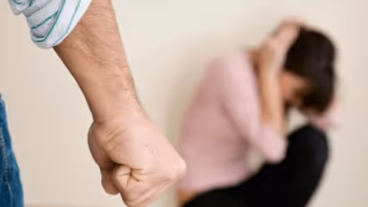 വീട്ടിലെത്തിയപ്പോൾ ഭാര്യയ്ക്കൊപ്പം കിടക്കയില്‍ കാമുകൻ; തല വെട്ടിയെടുത്ത് ഭര്‍ത്താവ് പൊലീസിൽ കീഴടങ്ങി