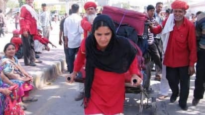 'ആരുടേയും പിന്നിലല്ല'; മിടുക്കികളായ വനിതാ പോര്ട്ടര്മാര്ക്ക് ഇന്ത്യന് റെയില്വേയുടെ സല്യൂട്ട്!