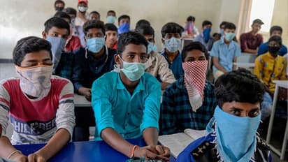 കോവിഡ് 19: പരീക്ഷ കേന്ദ്രത്തില്‍ മാസ്ക് ധരിക്കാന്‍ സിബിഎസ്ഇ അനുമതി നല്‍കി