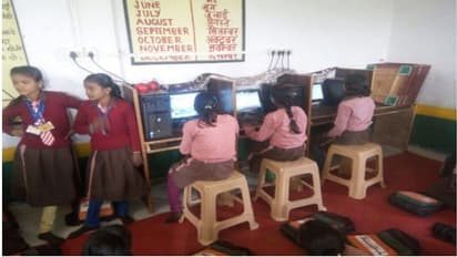 భేష్... కూతుర్ని గవర్నమెంట్ స్కూల్లో చేర్చించిన ఎమ్మార్వో...