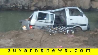 ಓಮಿನಿ ವ್ಯಾನ್‌ಗೆ ಖಾಸಗಿ ಬಸ್ ಡಿಕ್ಕಿ: ಮೂರು ವರ್ಷದ ಕಂದಮ್ಮ ಸೇರಿ ಇಬ್ಬರ ಸಾವು