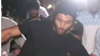 வழுக்கி விழுந்த விஜய் தேவரகொண்டாவை தாங்கி பிடித்த ரசிகர்கள்...! வைரல் வீடியோ..!