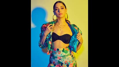 বালিশ দিয়ে নিজেকে মুড়লেন 'বাহুবলি' নায়িকা, নয়া ফ্যাশনে উষ্ণতায় মজেছে নেটিজেনরা