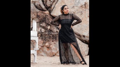 முரட்டு கவர்ச்சியில் மடக்கி போடும் மலையாள நடிகை அமீயா மேத்தியூ! தாராள மனசு நடிகையை பார்த்து ஏங்கும் இளசுகள்!