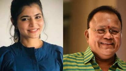 "நான் எப்ப சிக்குவேன்னு பார்த்துக்கிட்டே இருக்கு"... விழா மேடையில் பிரபல பாடகியை கலாய்த்த ராதாரவி....!