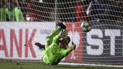 ഒരു മത്സരത്തില് അഞ്ച് പെനല്റ്റികള് രക്ഷപ്പെടുത്തി അത്ഭുതമായി ഗോള്കീപ്പര്