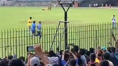 ಧೋನಿ ಅಭ್ಯಾಸ ನೋಡಲು ಕ್ರೀಡಾಂಗಣ ಫುಲ್, ಬ್ಯಾರಿಕೇಡ್ ಹಾರಿದ ಅಭಿಮಾನಿ!