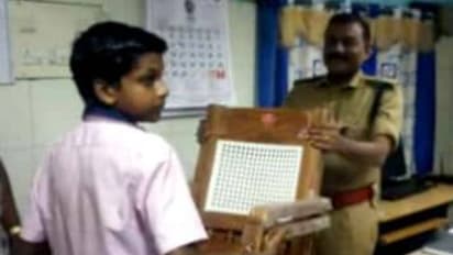 പഴയ കസേര ചോദിച്ചെത്തിയ ആറാം ക്ലാസുകാരന് പുതിയ കസേരകള് വാങ്ങി നല്കി പൊലീസുകാർ