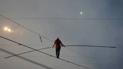 താഴെ പതഞ്ഞുപൊങ്ങുന്ന ലാവ, കൊടും ചൂട്; അഗ്നിപര്വ്വതത്തിന് മുകളിലെ നൂല്പ്പാലത്തിലൂടെ നടന്ന് സാഹസികന്