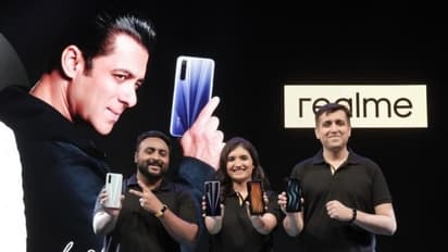 హోల్పంచ్ కెమెరాలతో మార్కెట్లోకి రియల్ మీ కొత్త స్మార్ట్ ఫోన్స్