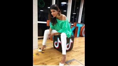 42 வயதிலும் இளம் நடிகைகளுக்கு டஃப் கொடுக்கும் லட்சுமி மஞ்சு! கொழுந்து விட்டு எரியும் பேரழகில் விதவிதமான போஸ்!