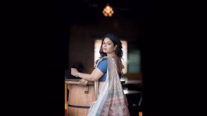 கவர்ச்சியில் நடிகைகளையே ஓரங்கட்டும் தொகுப்பாளினி மகேஸ்வரி... கும்மென்று இருக்கும் உடலைக் காட்டி அட்ராசிட்டி