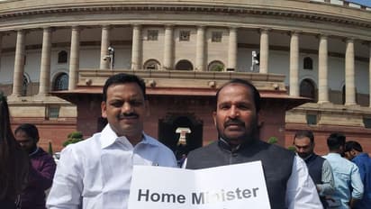 കേന്ദ്ര ആഭ്യന്തരമന്ത്രി രാജിവെയ്ക്കണം; കോണ്‍ഗ്രസ് പ്രതിഷേധ ചിത്രങ്ങള്‍ കാണാം