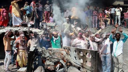 শ্মশানে হোলি খেলেন মহাদেব, রীতি মেনে বারাণসীতে আবিরের সঙ্গে মিশল চিতাভস্ম, দেখুন ভিডিও