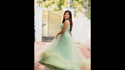 எந்த ஆங்கிளில் இருந்து பார்த்தாலும் அழகோ, அழகு... புன்னகையால் இளசுகளை கட்டிப்போடும் அம்ரிதா ஐயர்...!