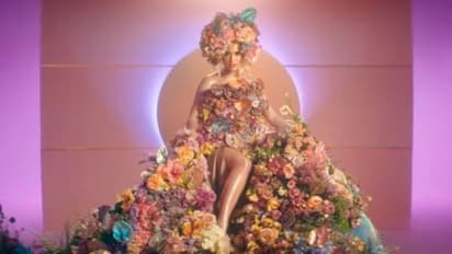 অভিনব কায়দায় নিজের প্রেগনেন্সির খবর প্রকাশ্যে আনলেন বিশ্ববিখ্যাত এই গায়িকা