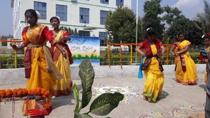 করোনা আতঙ্কে বাদ আবির, প্রাক-বসন্ত উৎসবে উড়ল ফুলের পাপড়ি