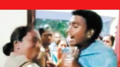 பெண் போலீஸ்க்கு  லஞ்சம் கொடுக்க மறுத்தவருக்கு பளார் பளார்; மனித உரிமை ஆணையம் அந்த போலீஸ் மீது நடவடிக்கை.!!