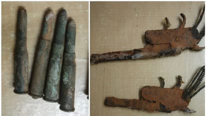 കാസര്കോട് റോഡരികില് രണ്ട് കൈത്തോക്കുകളും തിരകളും; ദുരൂഹത, പൊലീസ് അന്വേഷണം തുടങ്ങി