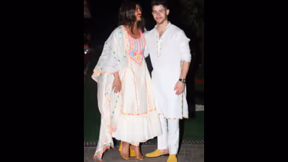 নিক-প্রিয়াঙ্কার ঘনিষ্ঠ মুহূর্ত, নেটদুনিয়ায় ভাইরাল হোলি পার্টির অন্দরমহল