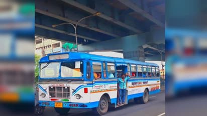 ই এম বাইপাস ছেড়ে বাড়িতে ঢুকে পড়ল লরি, আশঙ্কাজনক ২