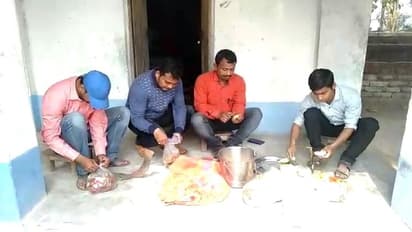 মিড ডে মিল-এর দিদিরা গিয়েছেন প্রশিক্ষণে, ছাত্র-ছাত্রীদের রেঁধে খাওয়াচ্ছেন শিক্ষক-শিক্ষিকারা