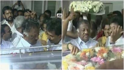 திமுக பொதுச்செயலாருக்கு அஞ்சலி செலுத்த அதிமுகவினரோடு வந்த ஓ.பி.எஸ்..!