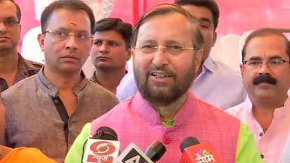 அத்தியாவசியப் பணியில் பத்திரிகையாளர்கள் இடம் பெற வேண்டும்.! மாநில அரசை அலற விடும் மத்திய அமைச்சர் ஜவடேகர்!