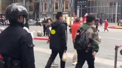 കൊറോണ രോഗികളെ കണ്ടെത്താന് പുതിയ വിദ്യ; 'സ്മാർട്ട് ഹെൽമെറ്റു'മായി പൊലീസ്, വീഡിയോ വൈറൽ