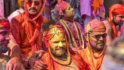 बिजनेस और नौकरी के अनुसार इन रंगों से खेलें होली, घर में बनी रहेगी सुख-समृद्धि