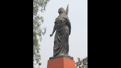 ঝাঁকে ঝাঁকে ছুটে এসেছিল বুলেট, লুটিয়ে পড়লেও মাতঙ্গিনী হাজরা তখনও ধরেছিলেন জাতীয় পতাকা