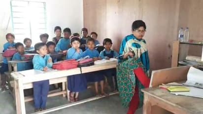 পায়ে লিখেই কচিকাঁচাদের বর্ণপরিচয় দান, আলোর পথে রায়গঞ্জের শিক্ষিকা