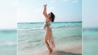 உடல் தெரியும் மெல்லிய உடை! கடலில் நின்றபடி பின்னழகை வெளிச்சம் போட்டு கட்டிய தீபிகா படுகோனே!